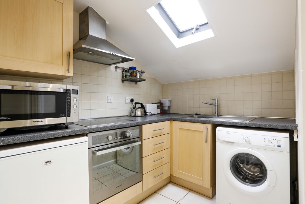 Property photo 3 of 7 Kitchen