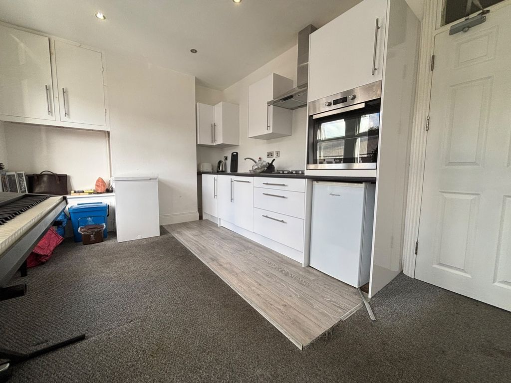 Property photo 3 of 7 8Ebe90Ca-B11A-4A38-Bcc9-33F3E2d185ce