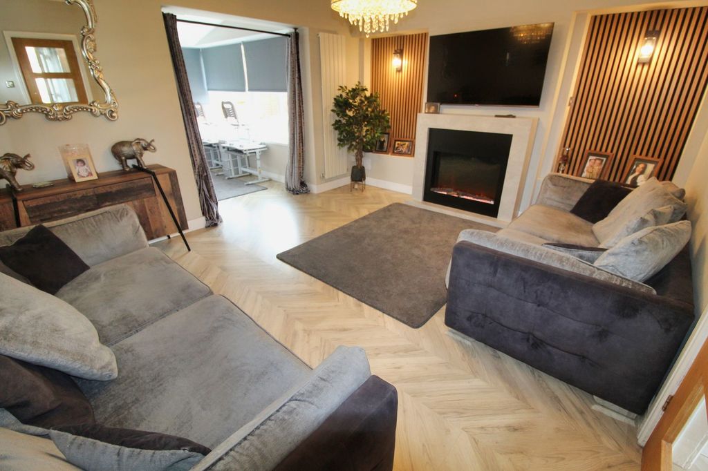 Property photo 3 of 18 Lounge