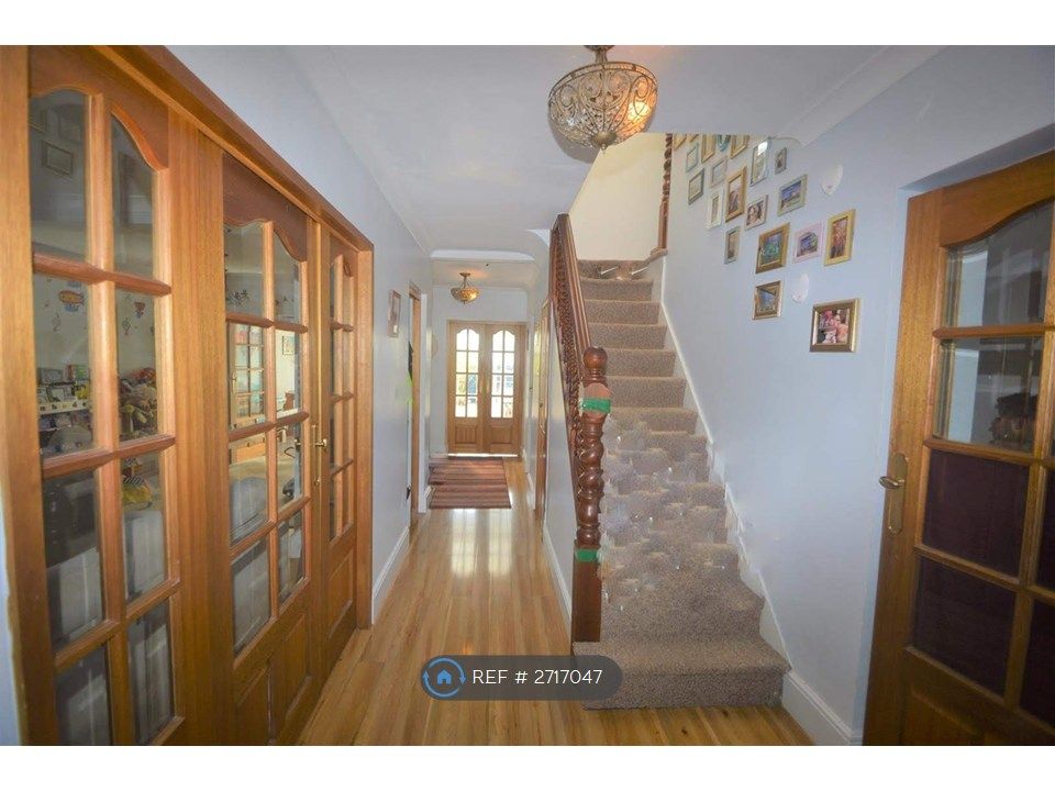 Property photo 2 of 18 Hallway