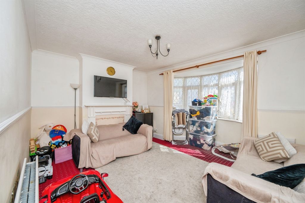Property photo 3 of 11