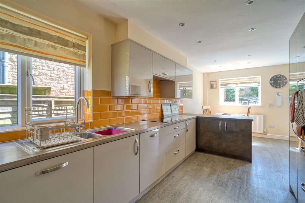 Property photo 2 of 10 Kitchen