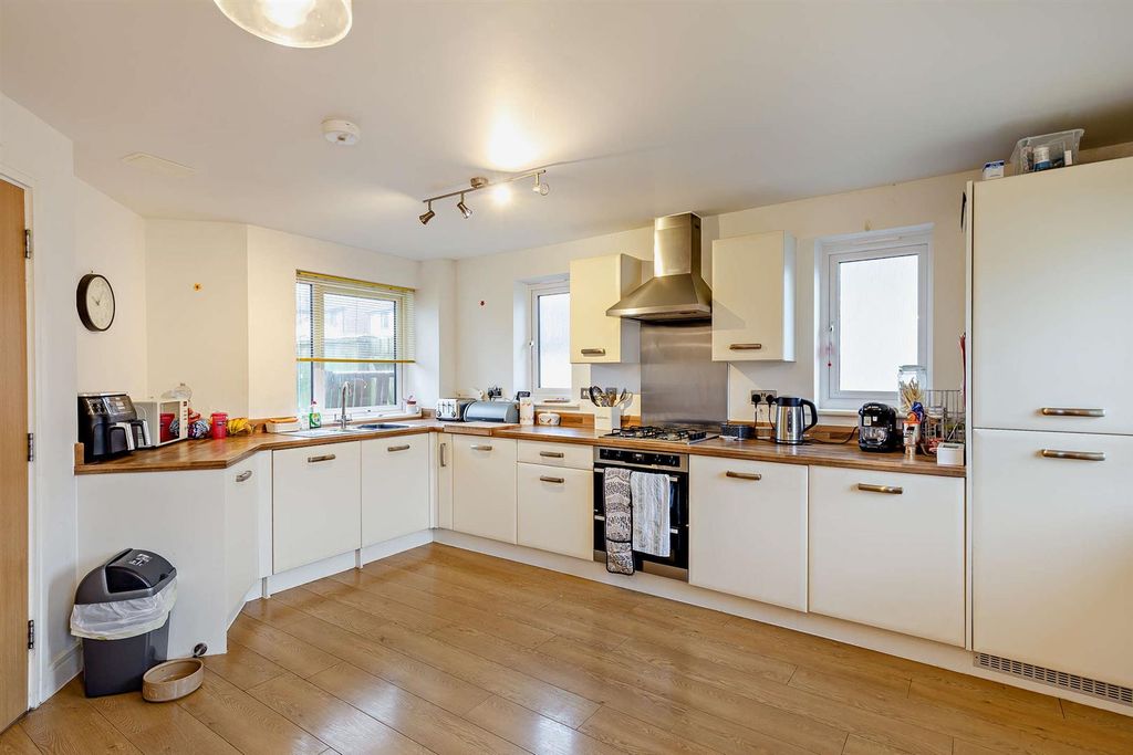 Property photo 2 of 20 8677661-Interior01-800.Jpg