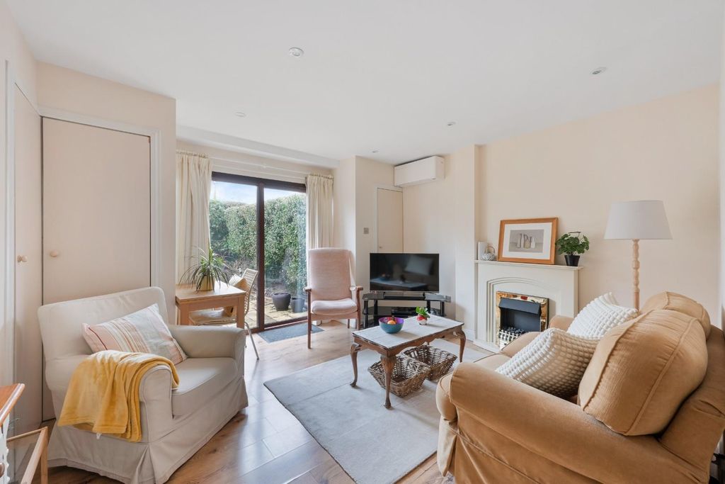 Property photo 2 of 28 Tattenham Way (20).Jpg