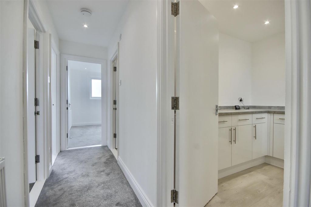 Property photo 2 of 12 Daf99365-Beaf-4B36-B238-3CE414261A34_1_201_A.Jpeg