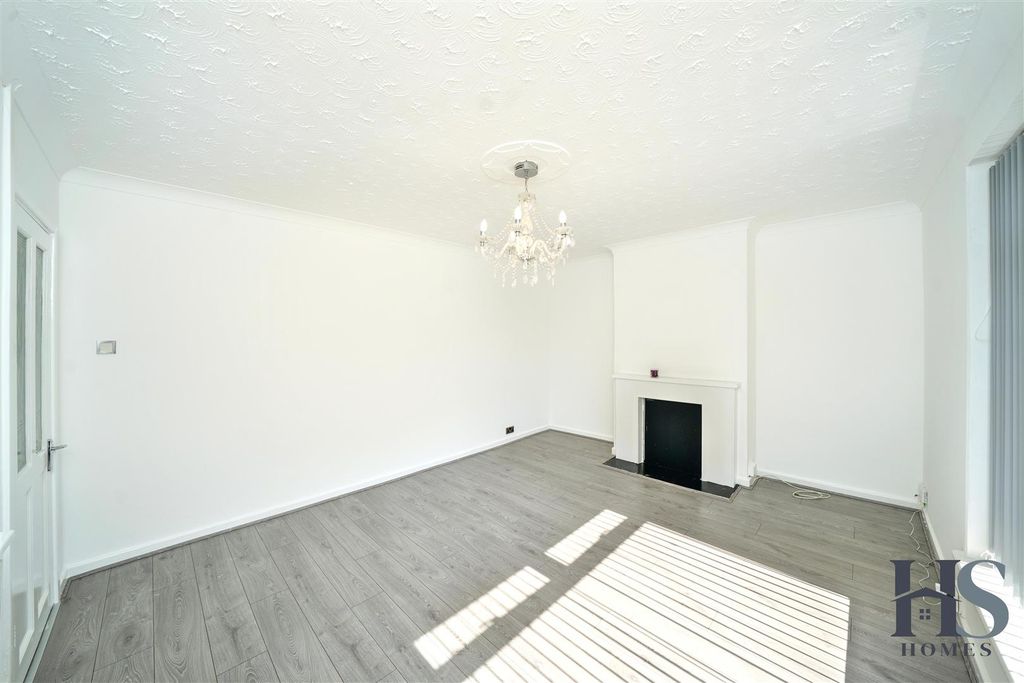 Property photo 3 of 21 Lounge 2.Jpg