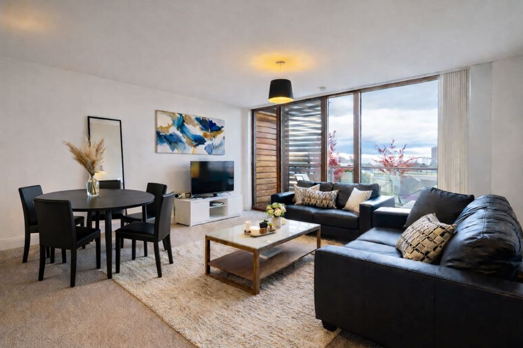 Property photo 1 of 11 Living Room