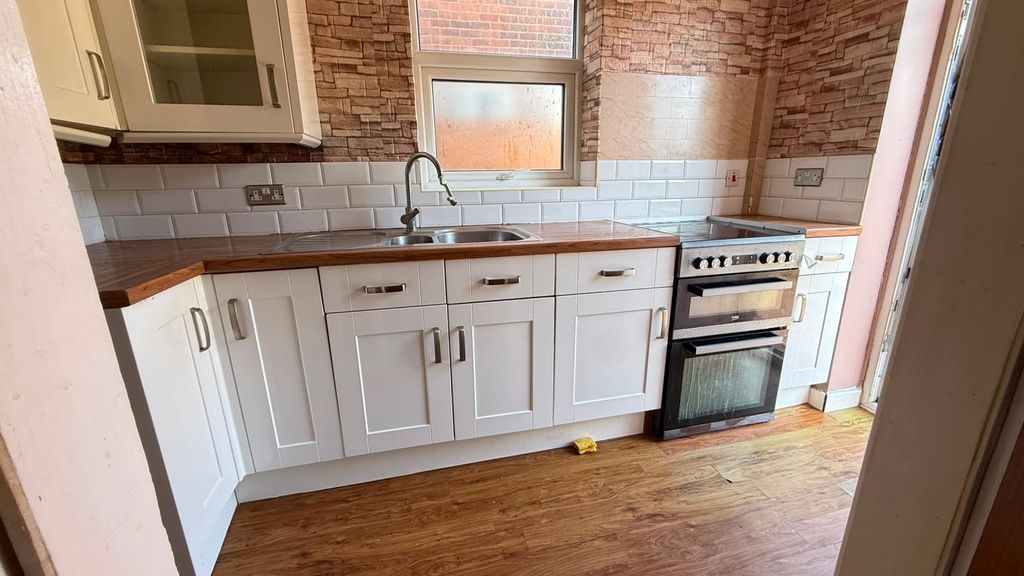 Property photo 3 of 10 Kitchen