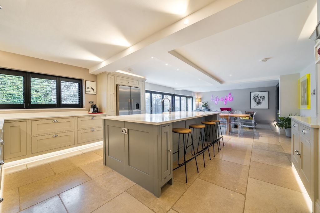 Property photo 2 of 23