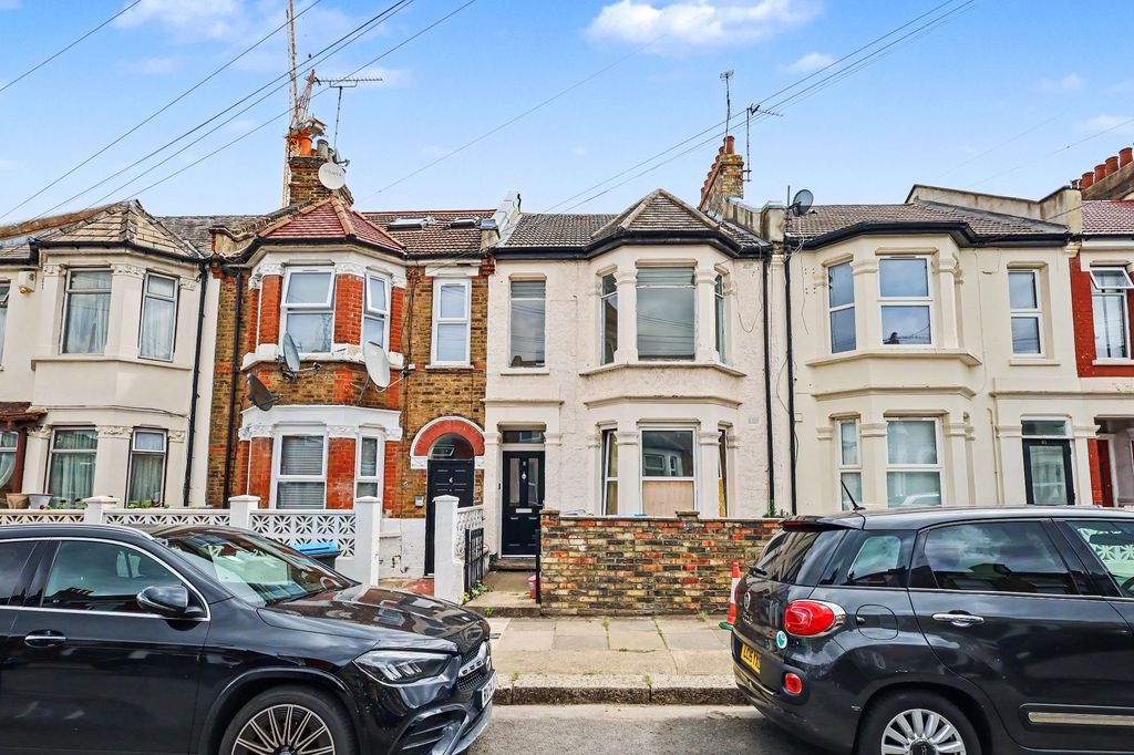 Property photo 1 of 10 8B Beaconsfield Road, Willesden, London Nw10 2Jg