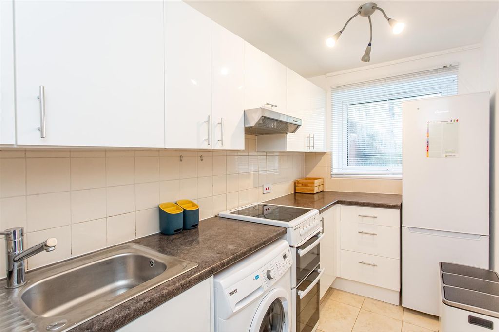 Property photo 3 of 9 Kitchen