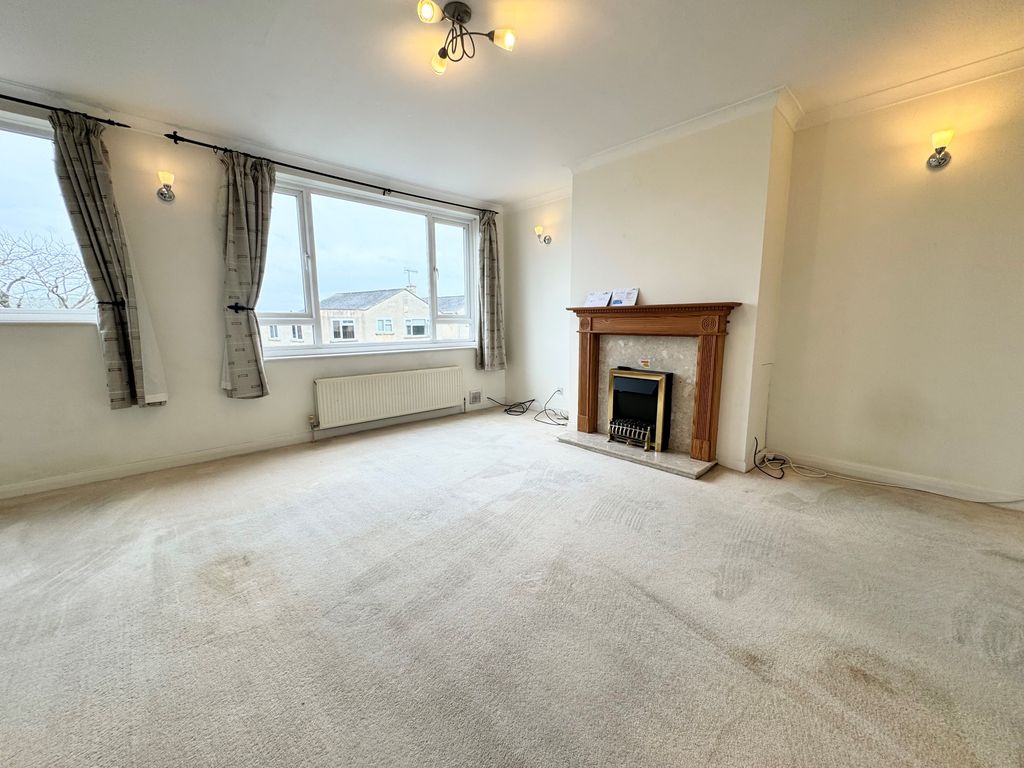 Property photo 2 of 10 Living Room