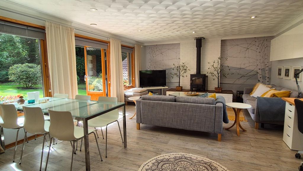 Property photo 2 of 13 Living Room 02.Jpg