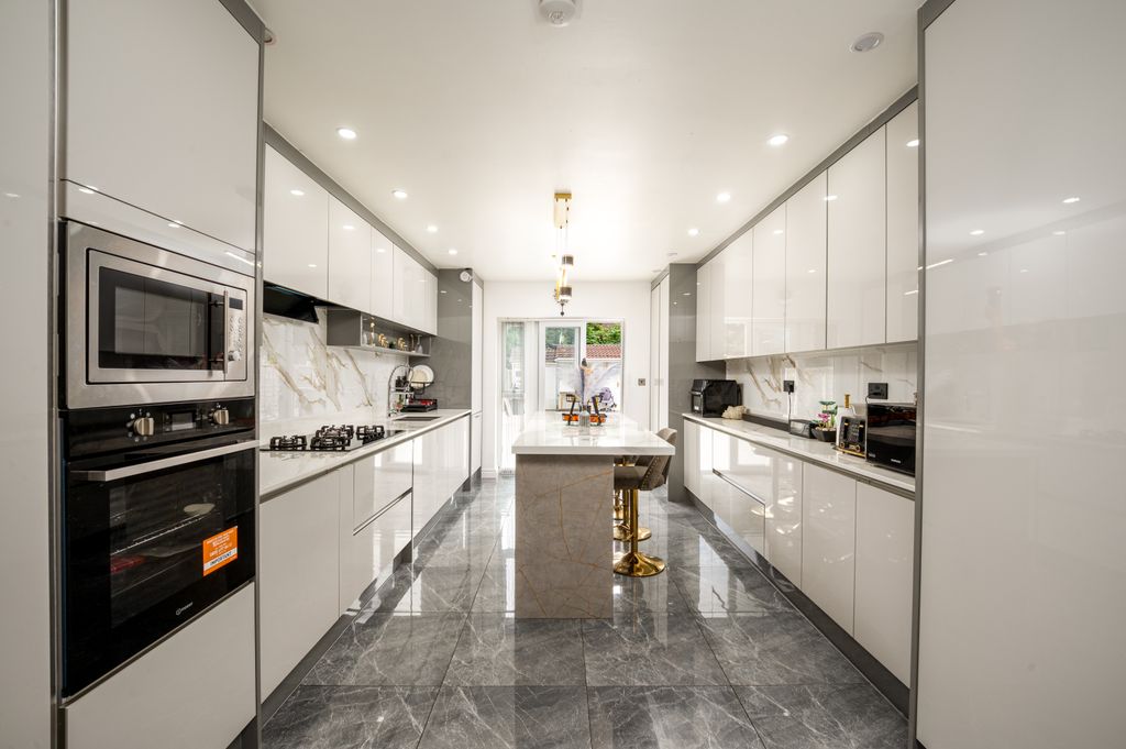 Property photo 3 of 34 11