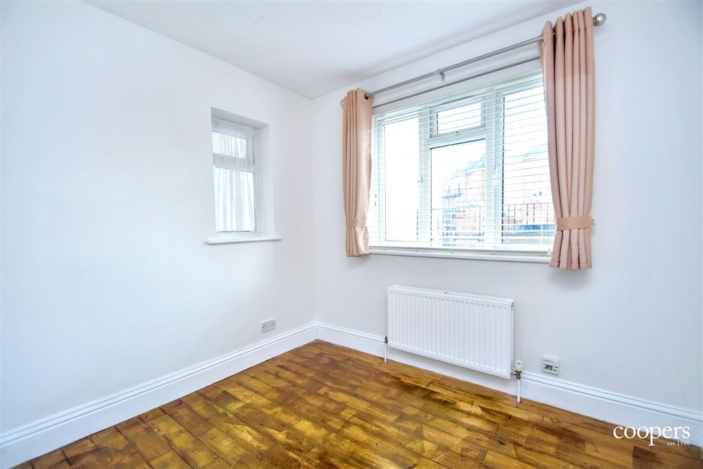 Property photo 2 of 9 Bedroom