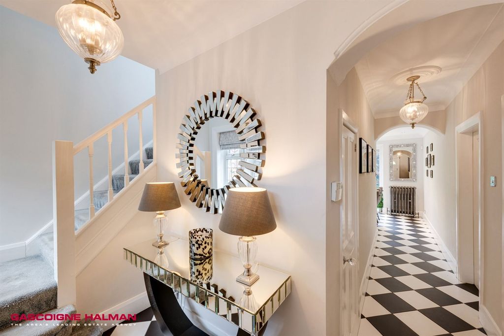 Property photo 2 of 19 Entrance Hall