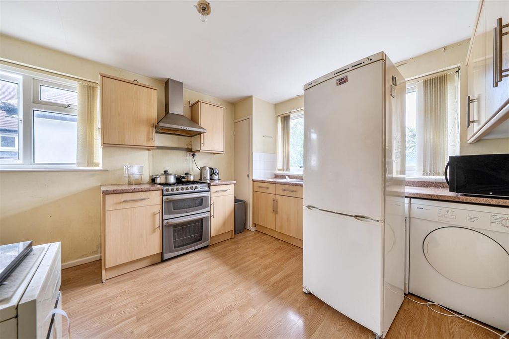 Property photo 3 of 12 Kitchen