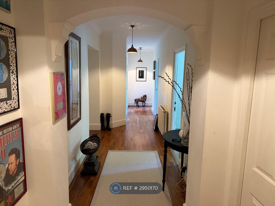 Property photo 2 of 11 Hallway