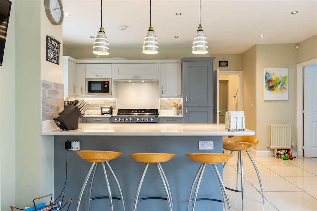 Property photo 2 of 28 13 Beecham Close (17).Jpg