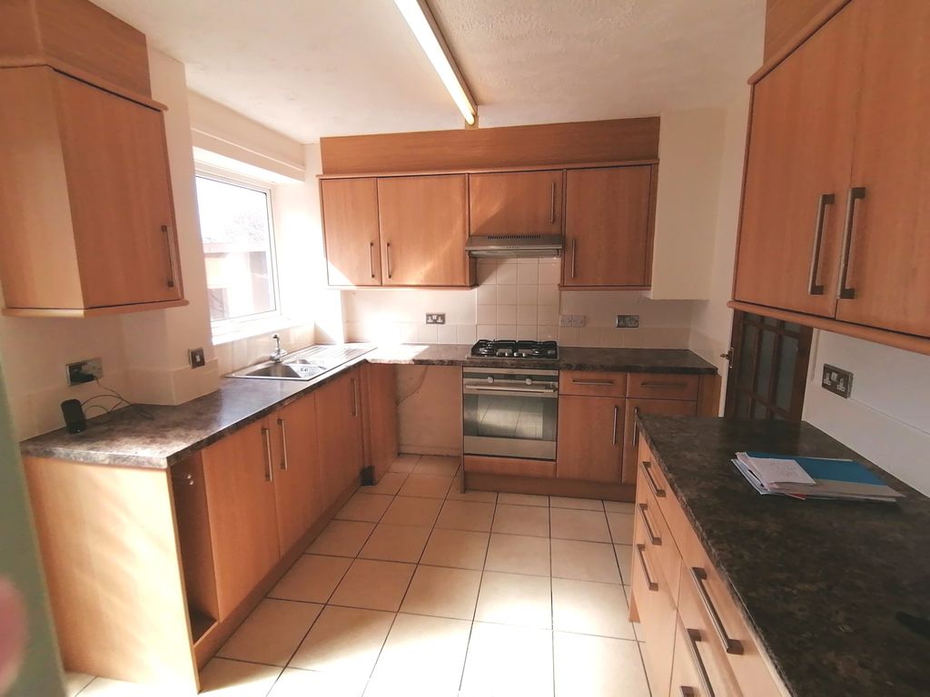 Property photo 3 of 12 Kitchen