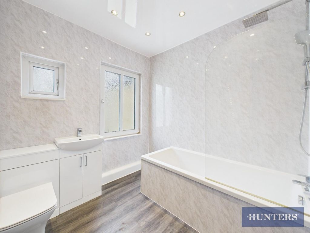 Property photo 3 of 17 Bathroom