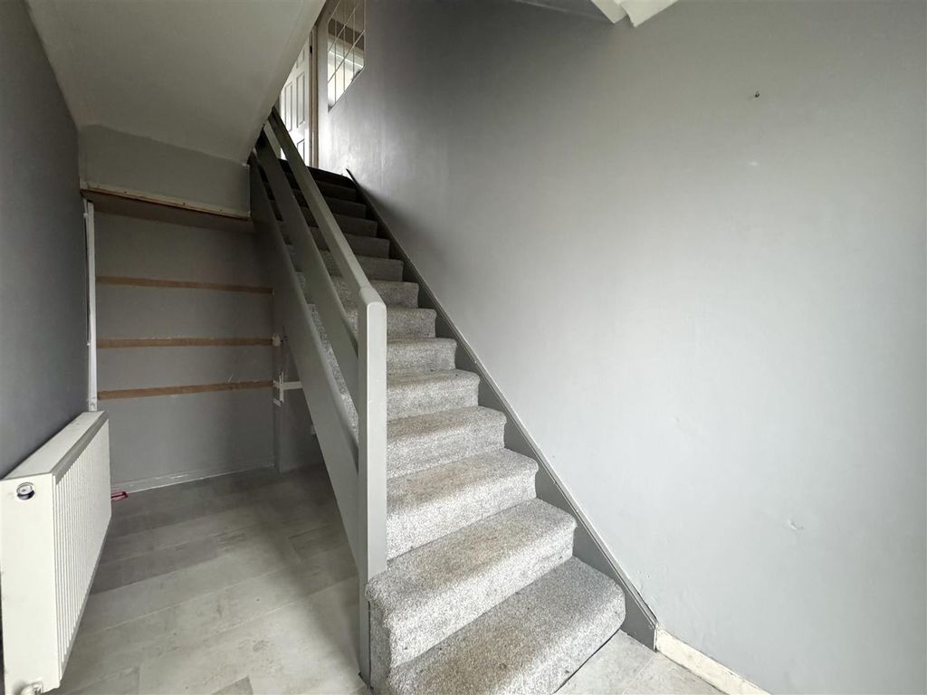 Property photo 2 of 11 Hallway