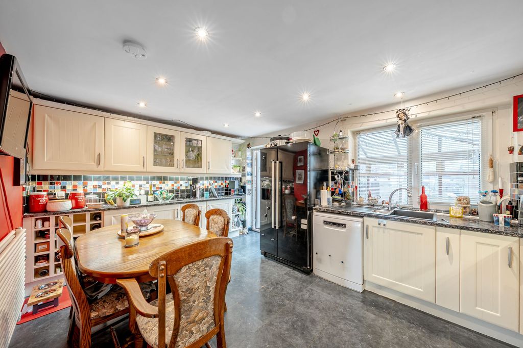 Property photo 2 of 25