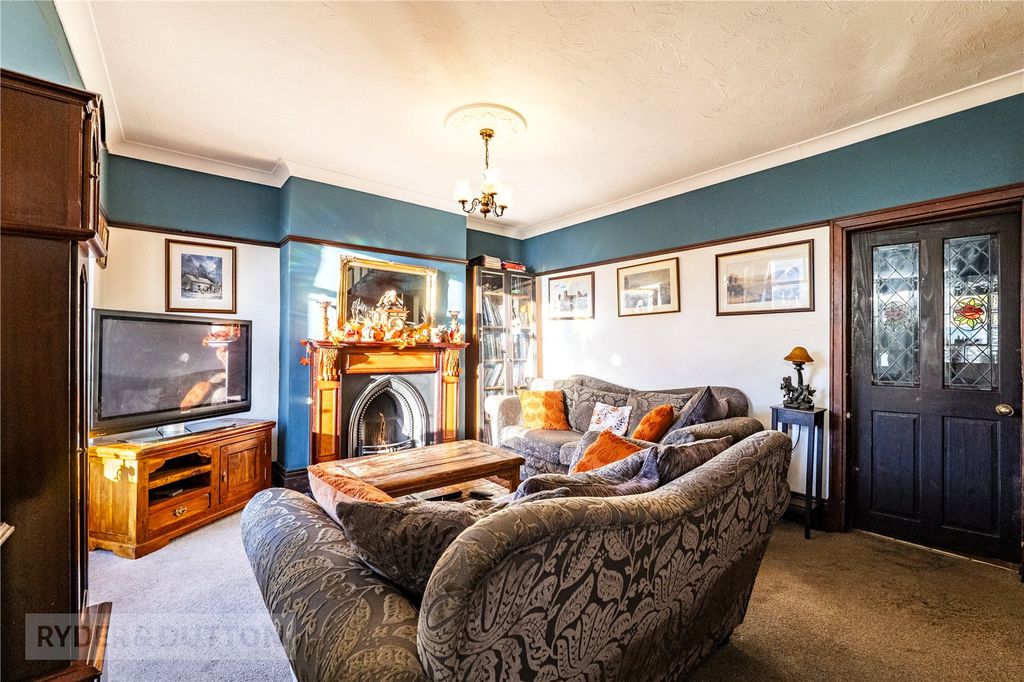 Property photo 3 of 19 Lounge