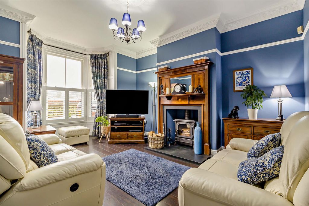 Property photo 3 of 34 Lounge