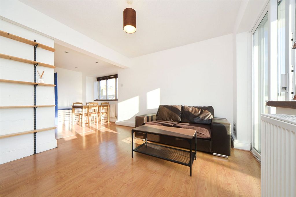 Property photo 1 of 12 Lounge