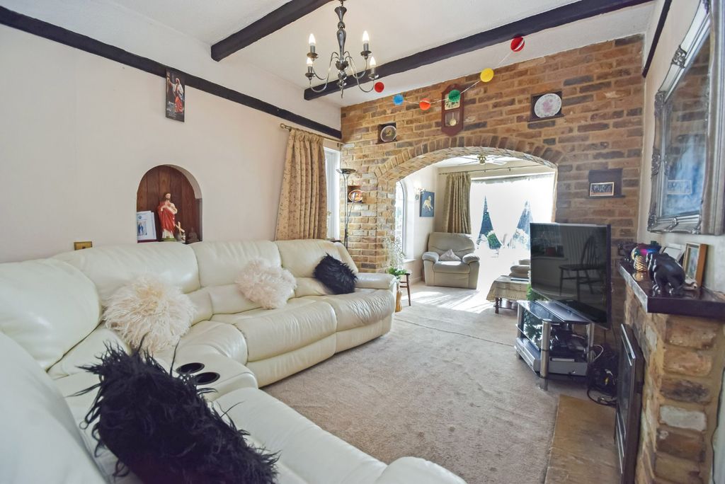 Property photo 2 of 20 Living/Sitting Room