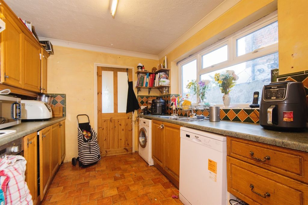 Property photo 3 of 14 Kitchen