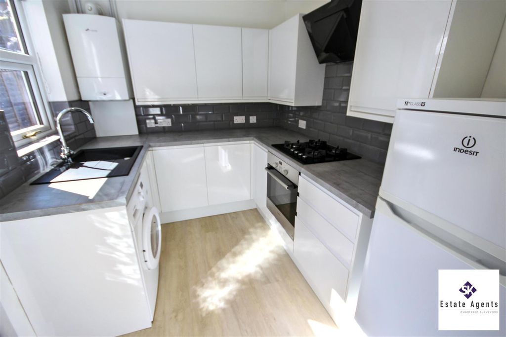 Property photo 2 of 14 Kitchen