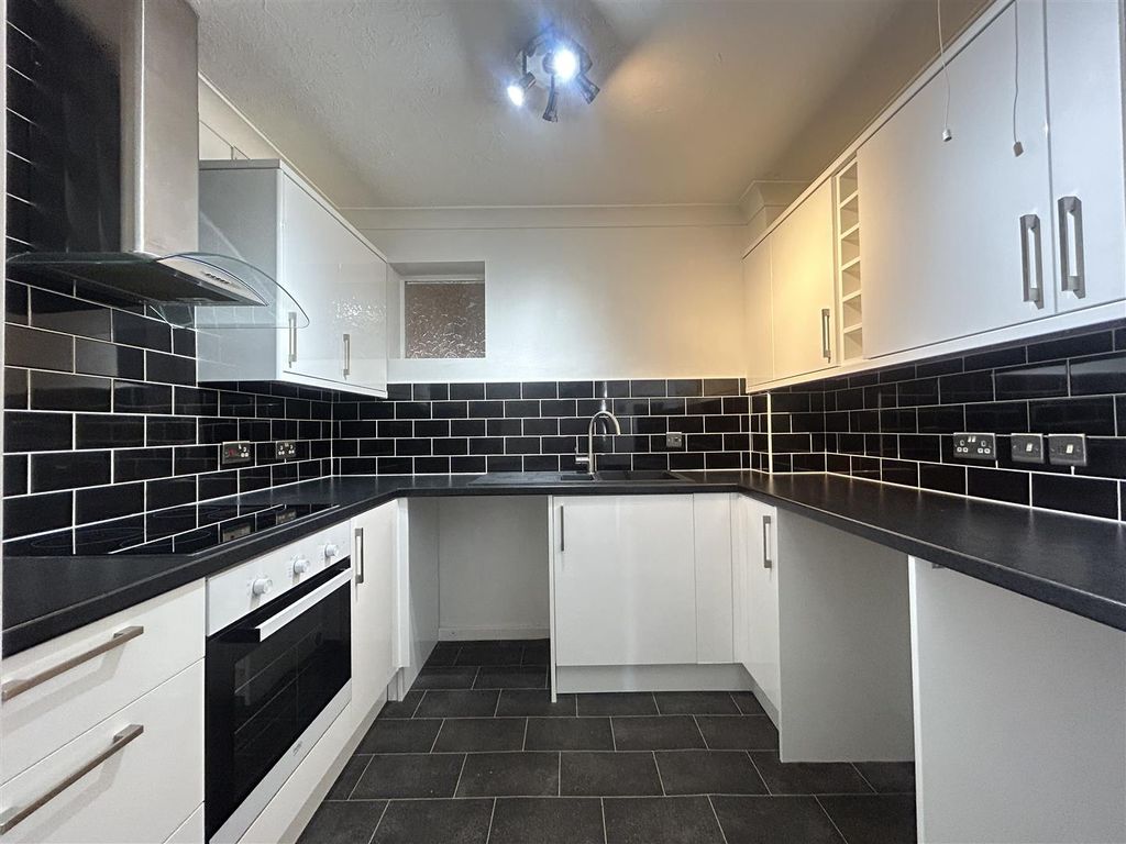 Property photo 3 of 9 Kitchen
