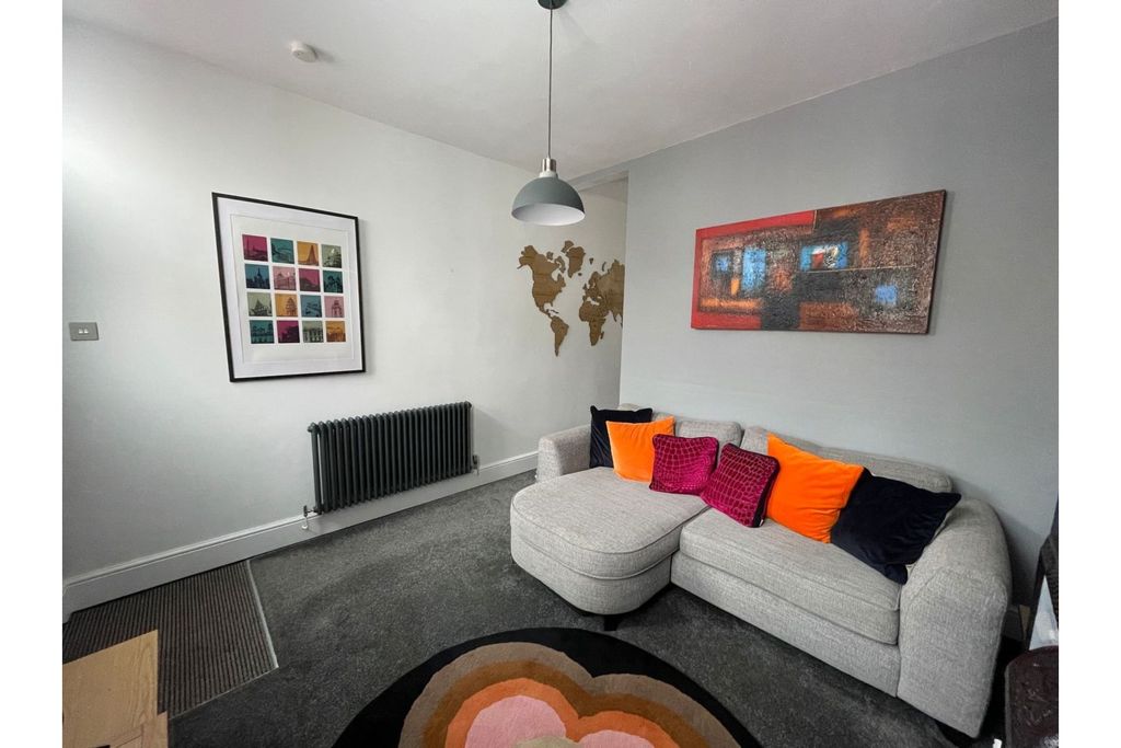 Property photo 3 of 12 Lounge