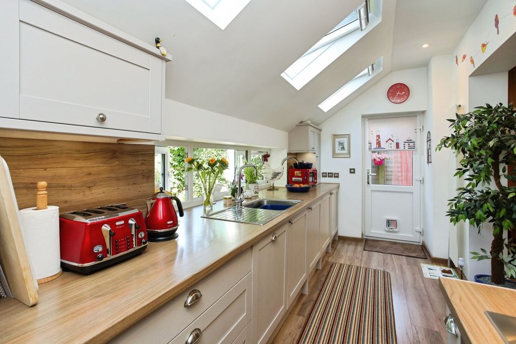 Property photo 2 of 14 Kitchen