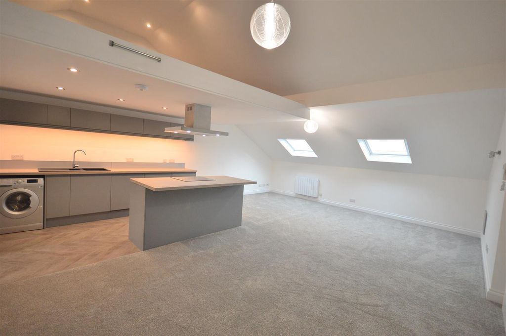 Property photo 1 of 5 Kitchen/Living Room (Main)