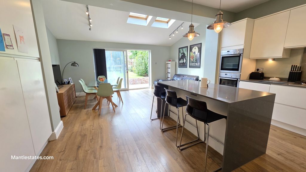 Property photo 1 of 22 3 Bed End Terrace For Sale Park View Crescent, New Southgate N11