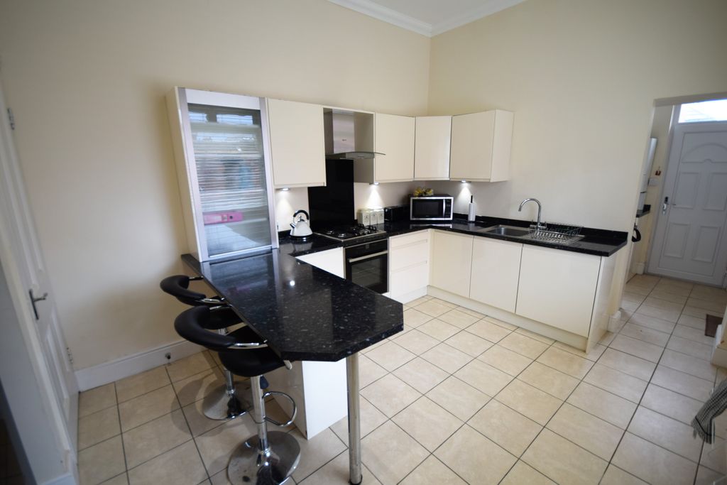 Property photo 3 of 12 Kitchen