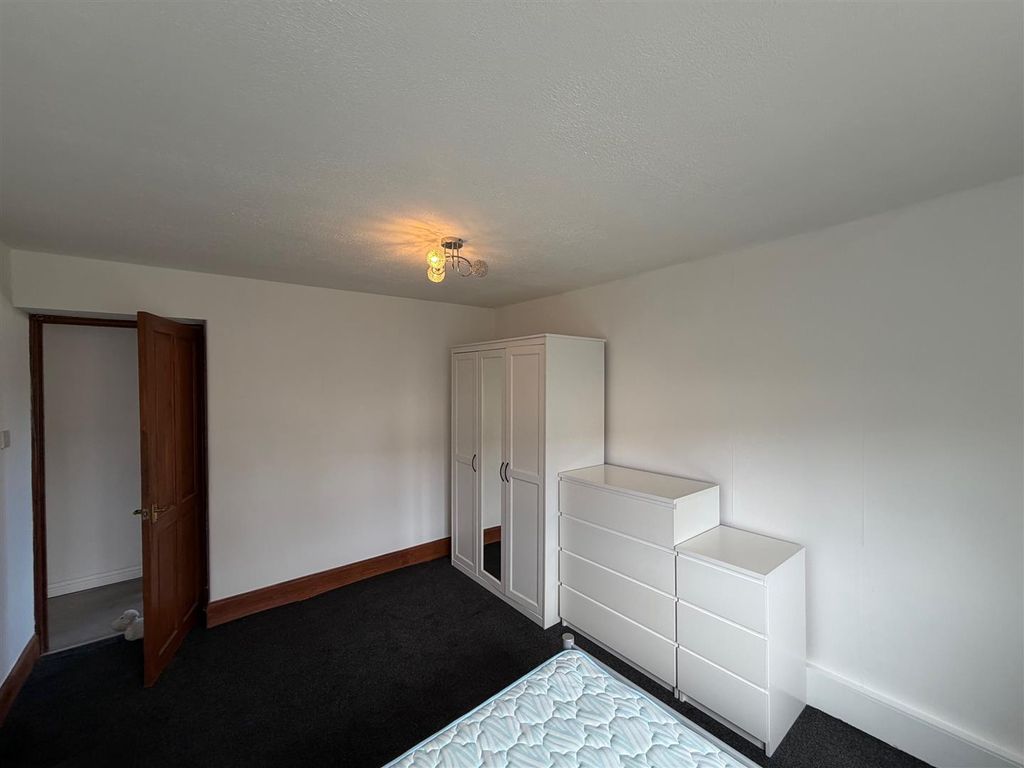 Property photo 3 of 9 Bedroom 1