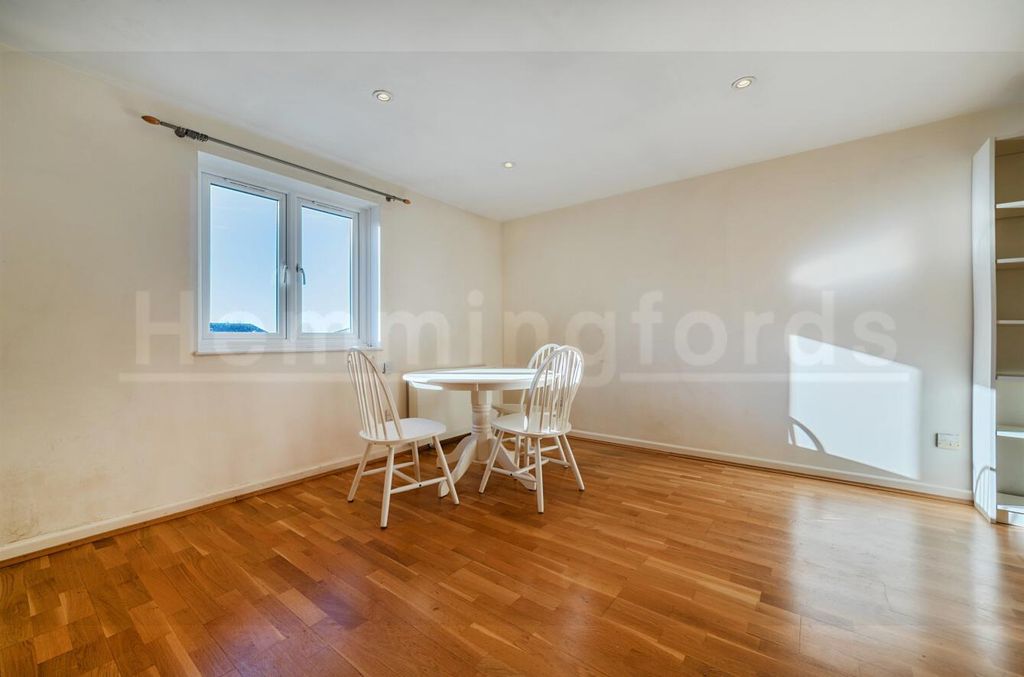 Property photo 2 of 13 376A6Af7-A9Fe-4Fb1-9B80-E579790B2729.Jpg