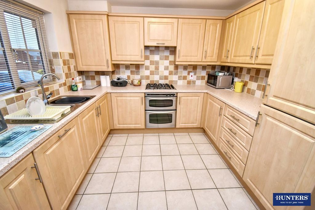 Property photo 3 of 19 Kitchen