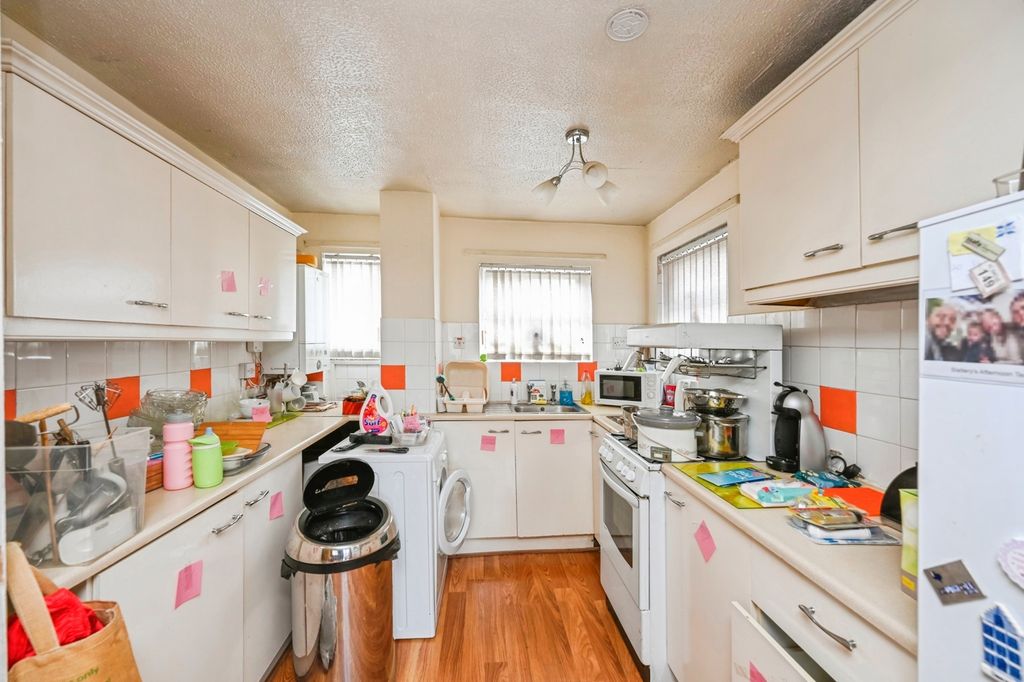 Property photo 2 of 8 Kitchen