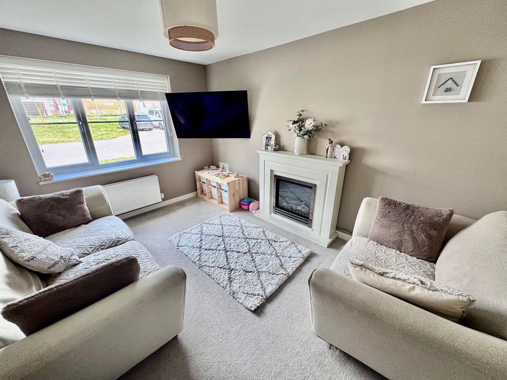 Property photo 3 of 14 Lounge