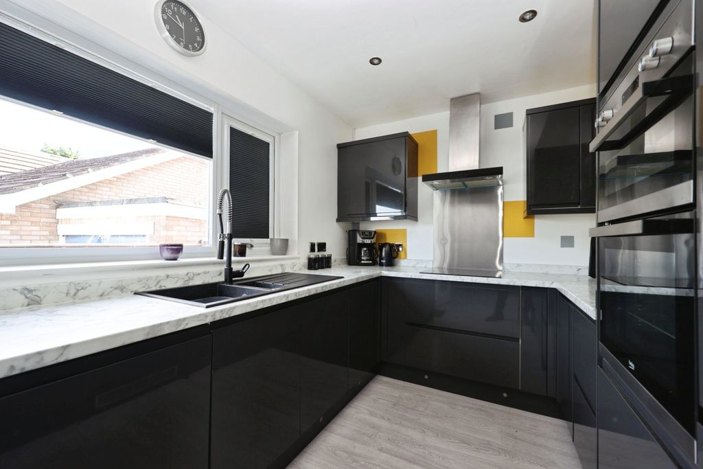 Property photo 2 of 16 5573932