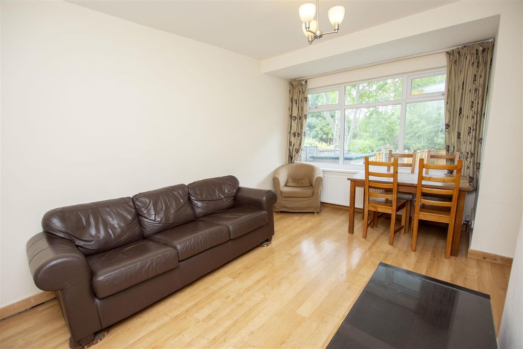 Property photo 1 of 9 Approach