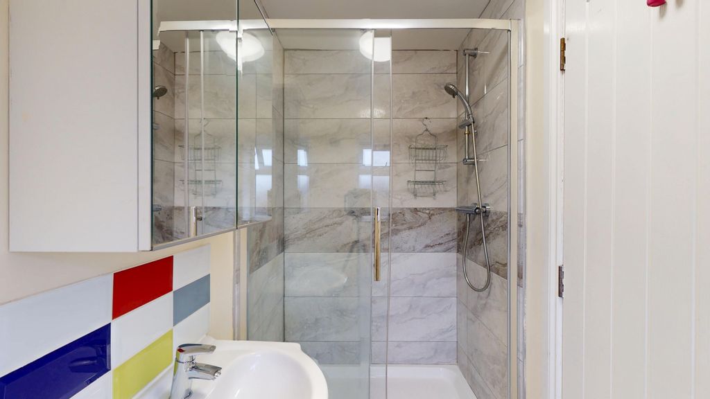 Property photo 3 of 9 En-Suite - Angle 1