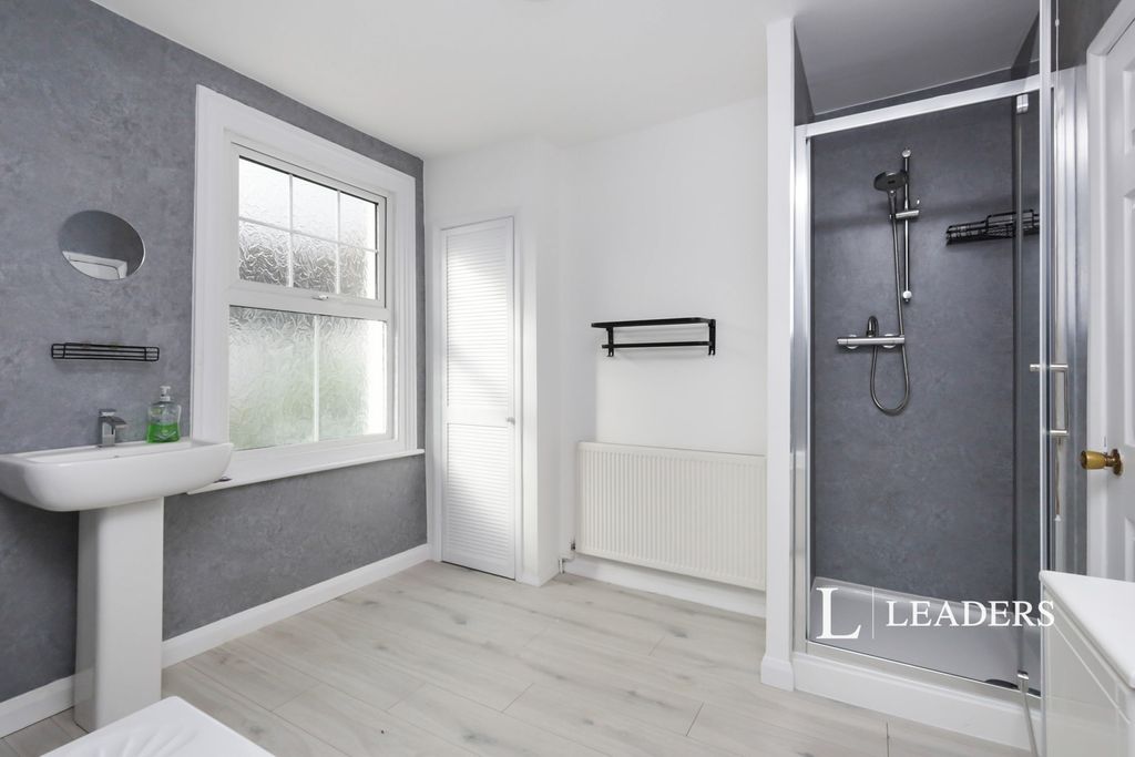 Property photo 3 of 10 Bathroom
