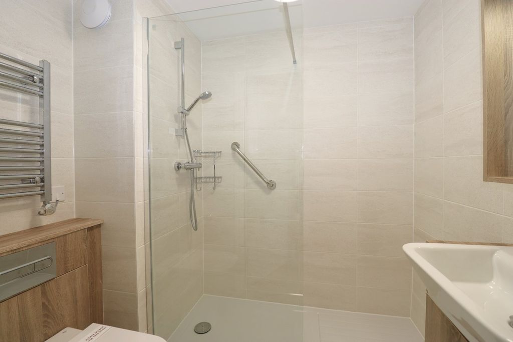 Additional image 15 of 1 bed property for saleVictoria Road, Farnborough GU14