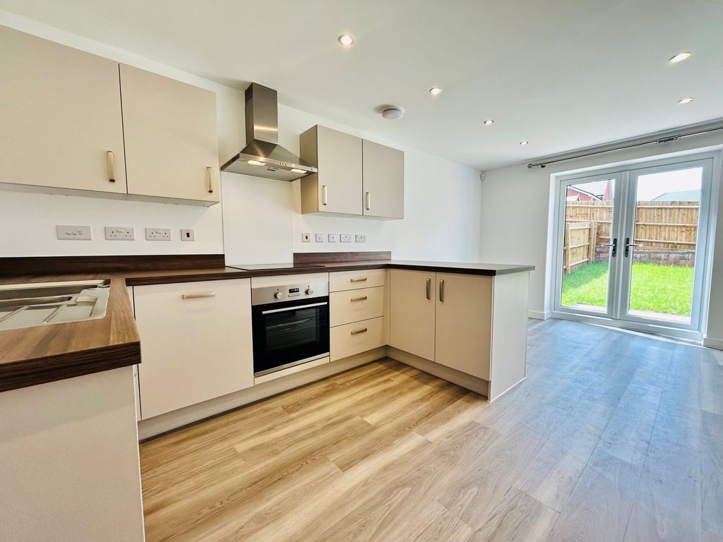 Property photo 2 of 12 Kitchen